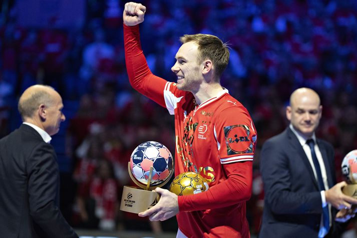 Mathias Gidsel fagnar hér verðlaunum sínum sem hann fékk á Evrópumótinu um helgina.