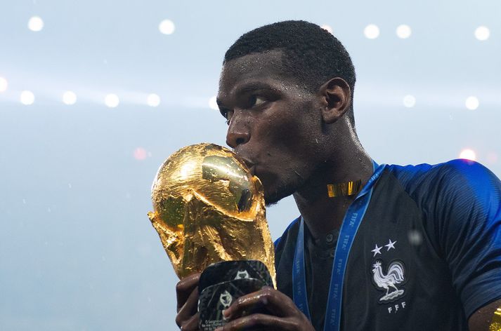 Paul Pogba smellir kossi á heimsmeistarastyttuna eftir úrslitaleik Frakklands og Króatíu á HM 2018. Frakkar unnu leikinn, 4-2, og skoraði Pogba þriðja mark þeirra í leiknum.