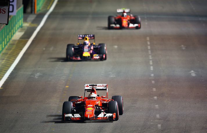 Sebastian Vettel, Daniil Kvyat og Kimi Raikkonen í Singapúr. Ætli það verði Ferrari vél í Red Bull bílnum á næsta ári?