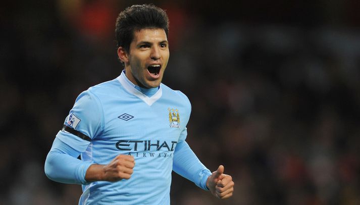 Agüero fagnar marki sínu í kvöld.