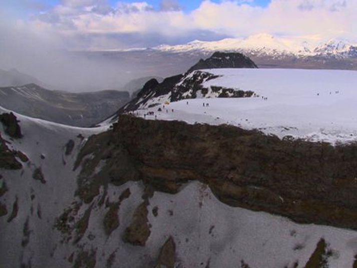 Hvíta haftið vinstra megin á myndinni er Heljarkambur og hinum megin við hann er Hvannárgilið.