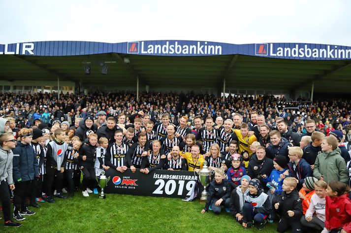 KR fékk Íslandsmeistaratitilinn afhentan eftir sigur á FH, 3-2, í gær.