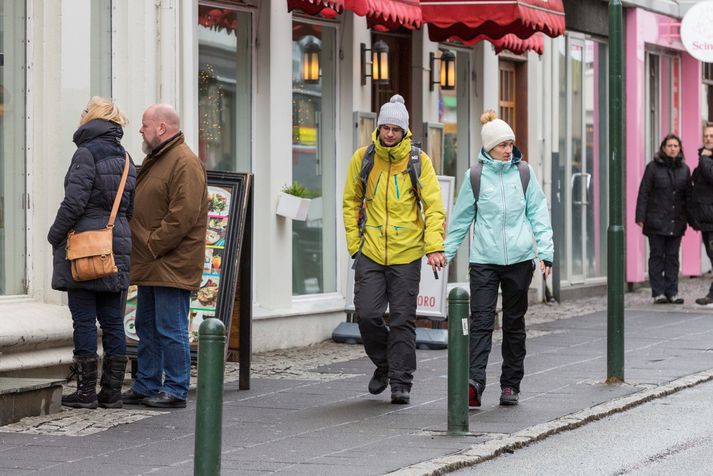 Eftir hlýindi gærdagsins er að leggjast í norðan- og norðaustanáttir með kólnandi veðri. 