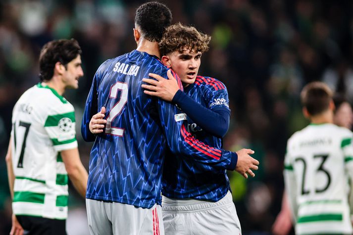 William Saliba faðmar hinn unga Max Dowman eftir að sigurinn á móti Sporting var í höfn í gærkvöldi.