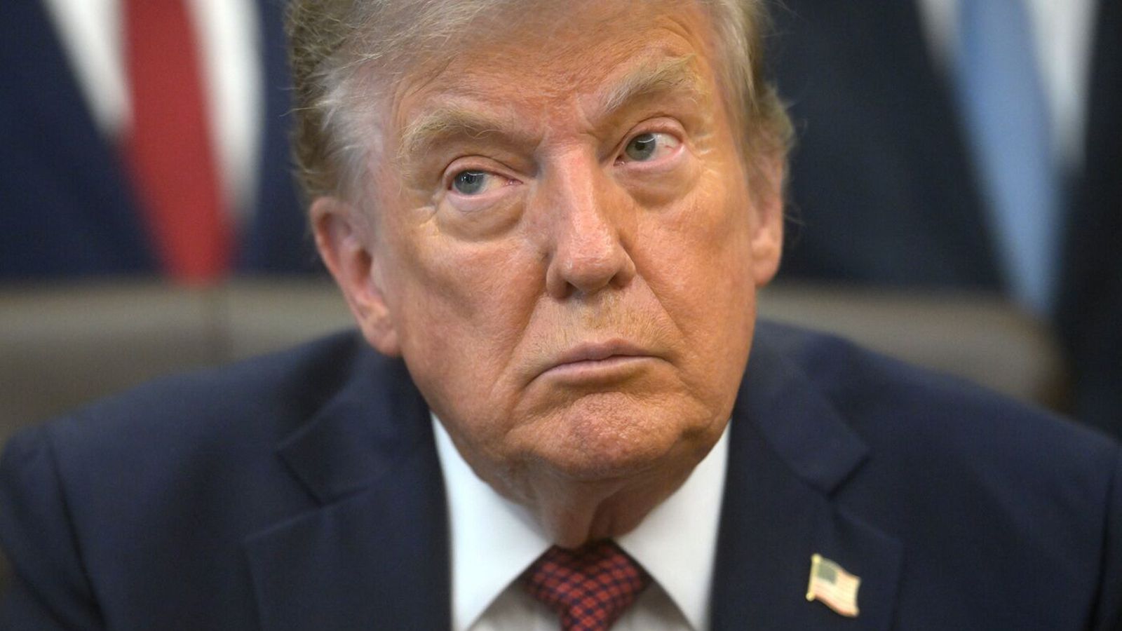 Ráð­gjafar á­hyggju­fullir og Trump gerði hlé á á­rásum