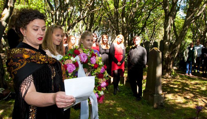 Þessi mynd var tekin á Kvenréttindadeginum, þann 19. júní árið 2011, þegar blómsveigur var lagður á leiði Bríetar Bjarnhéðinsdóttur.