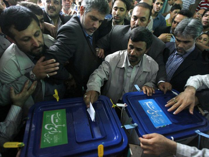 Hér sést Mahmoud Ahmadinejad, forseti Írans, greiða atkvæði í kosningunum sem fram fóru sl. föstudag. Mynd/AP