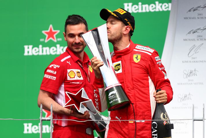 Vettel fagnar sigrinum.