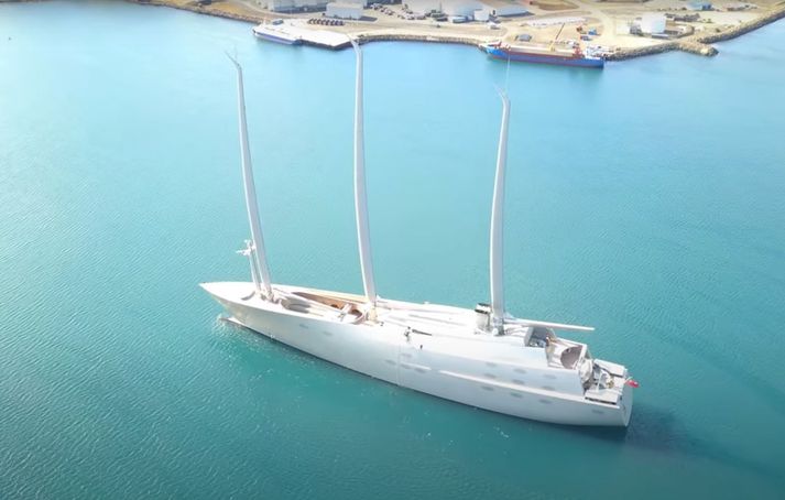 Snekkjan Sailing Yacht A hefur yfirgefið Reykjavíkurhöfn.