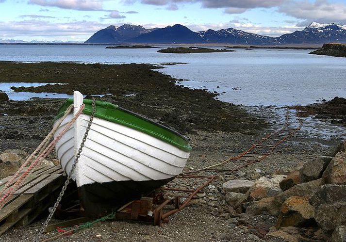 Gísli bæjarstjóri segist stoltur yfir því hversu vel hafi gengið. Starfsfólk bæjarins eigi stóran hlut í því, en öll laun yfir 300.000 krónum voru skert eftir hrunið.fréttablaðið/GVA