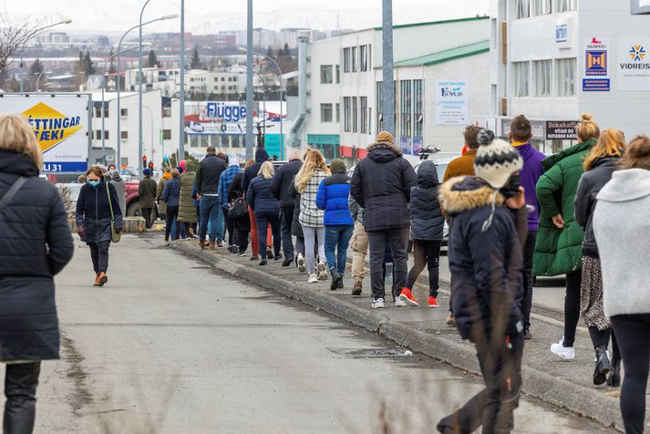 Löng röð myndaðist í sýnatöku á Suðurlandsbraut í gær. 