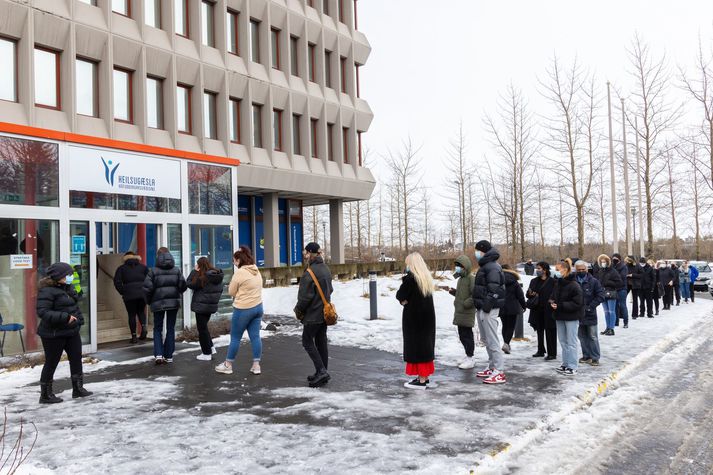 Bólusetningin gekk vel í dag, að sögn framkvæmdastjóra hjúkrunar. Hér má sjá röðina sem myndaðist fyrir utan húsnæði Heilsugæslunnar á Suðurlandsbraut í dag.