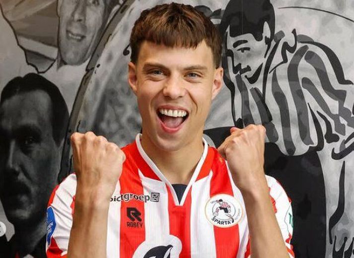Nökkvi Þeyr Þórisson í búningi Sparta Rotterdam eftir að hann skrifaði undir samninginn sem er til þriggja ára.