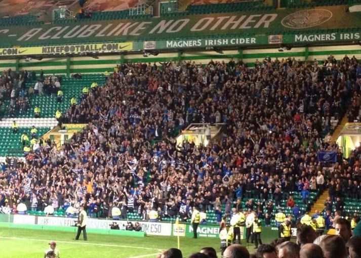 Stuðningsmenn Morton fögnuðu á Celtic Park í gærkvöldi.