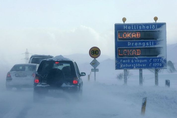 Hellisheiðinni var lokað seint í gærkvöldi í enn eitt skiptið í vetur.