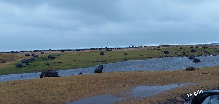 Seinni níu holur hins ágæta golvallar Grindvíkinga voru að hálfu undir sjó í gær þegar veðurhamurinn var sem verstur. Öldurnar höfðu hent stærðar grjóthnullungum upp á völlinn og þar er verk að vinna.