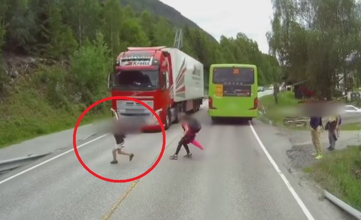 Eigandi bílsins sem náði atvikinu á myndband segist hafa birt myndbandið til að brýna fyrir fólki að fara varlega í aðstæðum sem þessum.