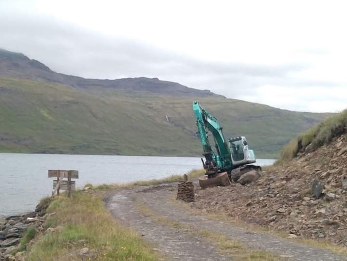 Skurðgrafa rétt utan við landamerki Seljanes