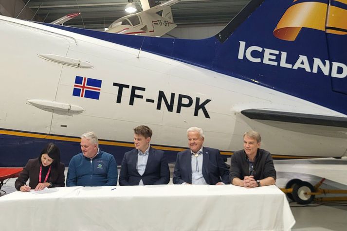 Akureyrarflugvelli í dag. Steinunn María Sveinsdóttir safnstjóri, lengst til vinstri, undirritar viljayfirlýsinguna fyrir hönd Flugsafns Íslands. Einnig skrifuðu undir þeir Ágúst Sigurðsson, forstjóri Lands og skógar, Jóhann Páll Jóhannsson, umhverfis-, orku- og loftslagsráðherra, Sveinn Runólfsson, formaður Þristasjóðs og fyrrverandi landgræðslustjóri, og Tómas Dagur Helgason, formaður Þristavinafélagsins.