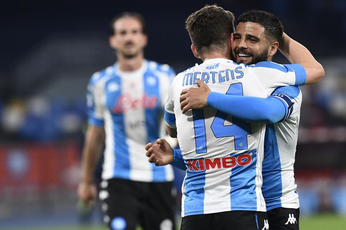 Dries Mertens og Lorenzo Insigne fagna einu af fimm mörkum Napoli í kvöld.