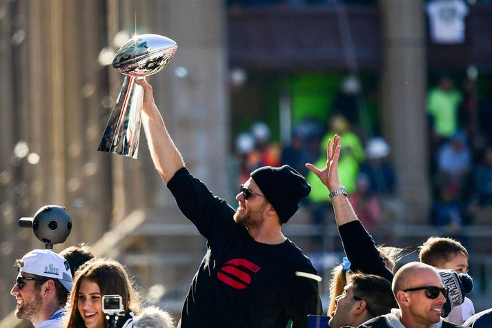 Brady með bikarinn í sigurskrúðgöngu Patriots.