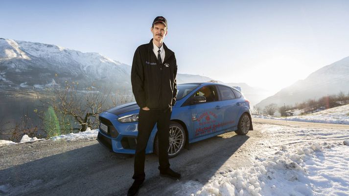 Evald Jåstad hróðugur fyrir framan hinn 350 hestafla Ford Focus RS leigubíl sinn.