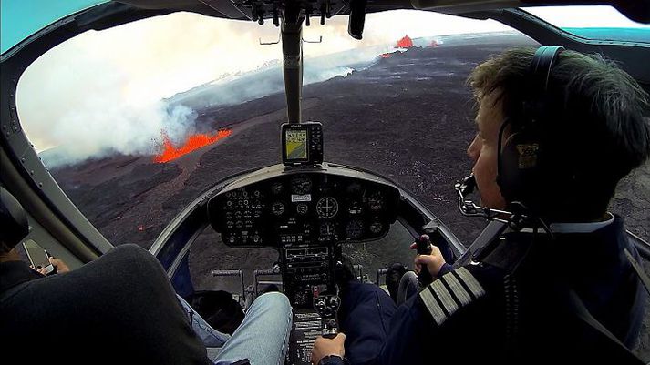 Þyrluflugmaðurinn Gísli Gíslason frá Norðurflugi sveimar yfir eldgosinu í Holuhrauni.