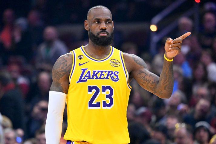LeBron James er 41 árs gamall og enn að spila stórt hlutverk hjá Los Angeles Lakers.