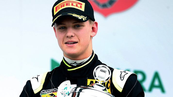 Mick Schumacher er nauðalíkur föður sínum og greinilega líka hæfur ökumaður.