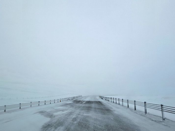 Ófærð og slæmt veður hafði veruleg áhrif á ferðalög fjölda landsmanna um páskahelgina.