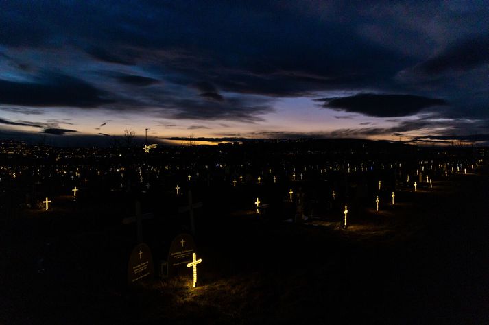 Kópavogskirkjugarður í skammdeginu.