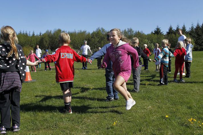 Breyttur útivistartími tók gildi í gær. Nú mega börn vera úti til tíu en unglingar til tólf. Fréttablaðið/pjetur