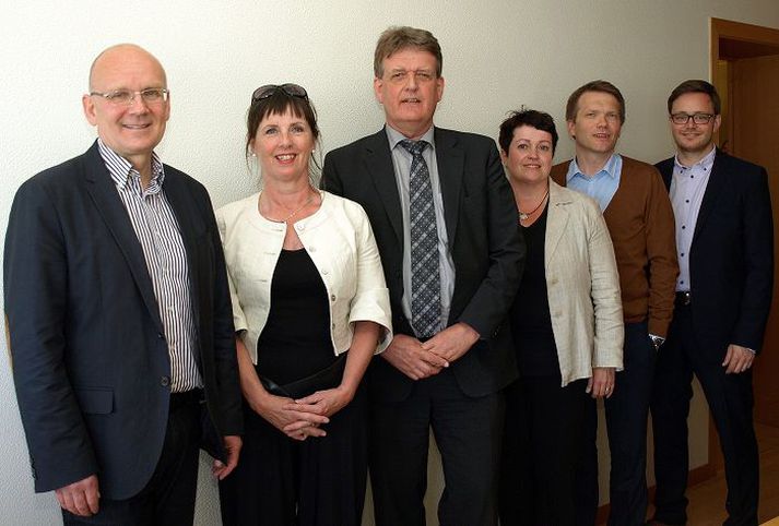 Vinnuhópurinn Guðbjarti Hannessyni velferðarráðherra var afhent skýrsla hópsins í gær.