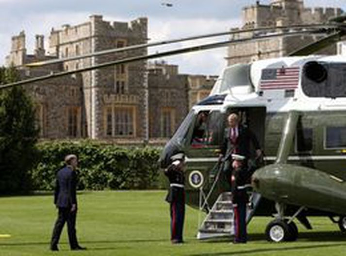 Bush kemur til Windsor-kastala í gær.