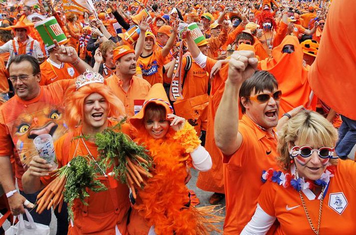 Hollenskir áhangendur eru þekktir fyrir að setja svip sinn á leiki landsliðsins.