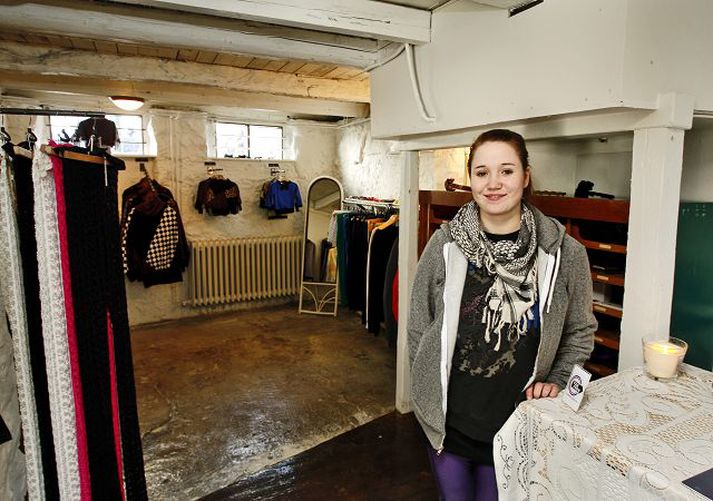 Linda Ósk Guðmundsdóttir er einn þriggja hönnuða sem opnuðu verslun í kjallara kaffihússins Hemma og Valda við Laugaveg. Fréttablaðið/Anton