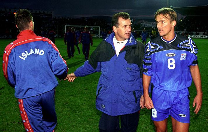 Laugardalsvöllur 5. september 1998. Guðjón Þórðarson, landsliðsþjálfari og Eyjólfur Sverrisson, fyrirliði, fagna jafntefli við heimsmeistara Frakka.