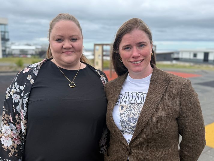 Þær Guðrún Erla Davíðsdóttir og Sif Huld Albertsdóttir sem sitja í stjórn Breiðra brosa segja mikilvægt að sérstakt teymi taki utan þessi börn. 