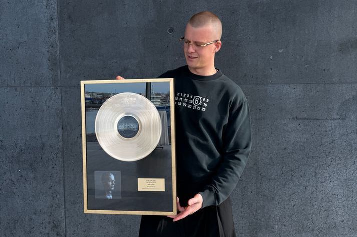 Rapparinn Birnir fékk á dögunum afhenta gullplötu fyrir sölu á plötunni Dyrnar en hún hefur selst í 2.500 eintökum á innan við ári.