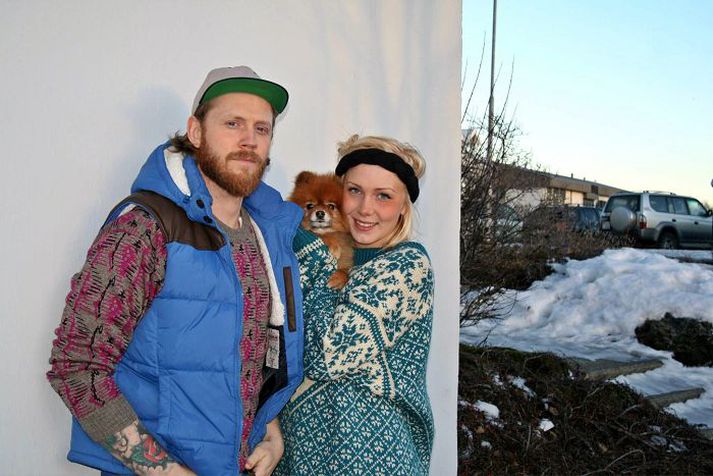 Bassi Ólafsson er hér ásamt kærustunni sinni Ernu Kristínu. Á milli þeirra er hundurinn Tumi sem stefnir óðfluga á það að verða kvikmyndastjarna.