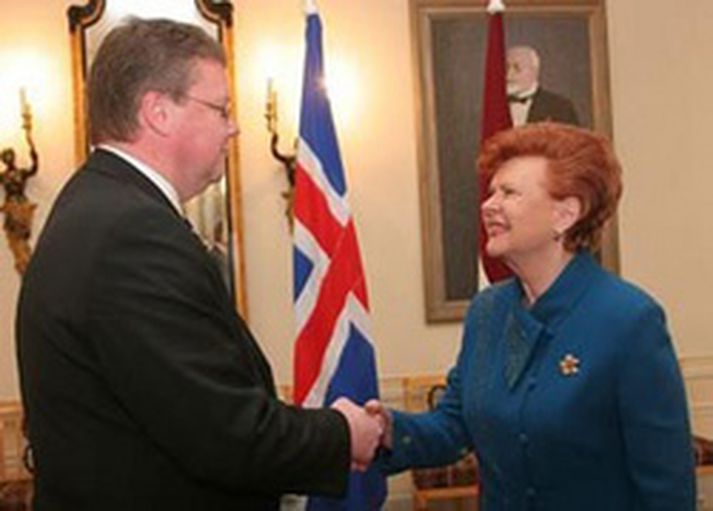 Hannes Heimisson, sendiherra, afhendir Vaira Vike-Freiberga, forseta Lettlands, trúnaðarbréf sitt.