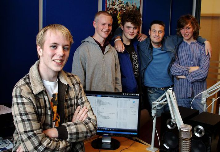 Einar Karl Gunnarsson (til vinstri) ásamt hluta af dagskrárgerðarmönnum Nálarinnar, þeim Sigurði Páli, Jóni Rafni, Ragga Palla og Svavari Skúla.
fréttablaðið/anton
