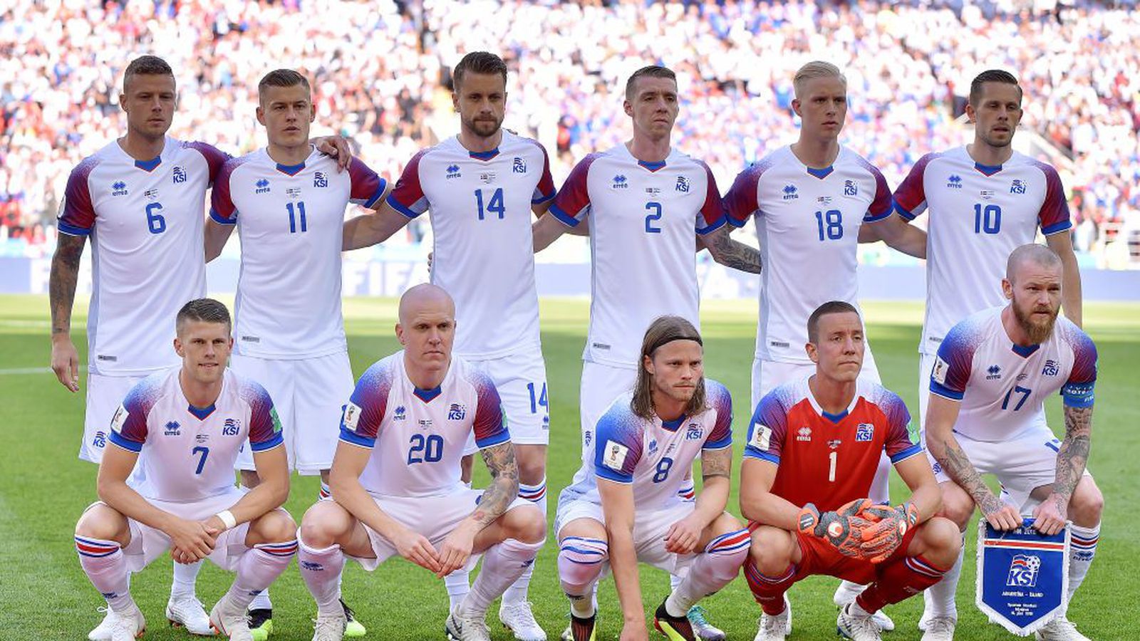 Чемпионат исландии по футболу. Сборная Исландии по футболу. Футбольные клубы Исландии. Футбольная команда на поле Хорватия Исландия. Построение на поле с детьми Исландия Хорватия.