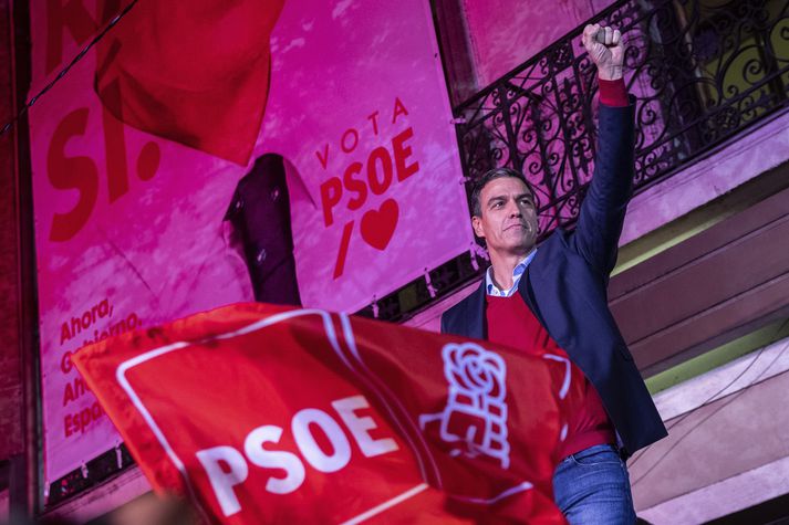 Pedro Sánchez fagnar sigri í kosningunum. Þrátt fyrir að flokkurinn sé sá stærsti eftir kosningar er ljóst að afar erfitt verður að mynda ríkisstjórn.