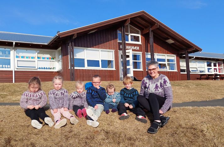 Barnabörnin sex með Dóru ömmu við leikskólann Brekkubæ á Vopnafirði þar, sem krakkarnir eru í leikskóla og amma þeirra vinnur þar sem deildarstjóri.  Á myndinni eru með Dóru frá vinstri, Hafþór Birnir Bjarnason 5 ára, Eydís Björt Bjarnadóttir 1 árs, Óskar Andri Símonarson 5 ára, Natalía Ösp Hólmarsdóttir 1 árs, Sigurrós Ylfa Hólmarsdóttir 3 ára og Arney Birta Oddsdóttir 3 ára.