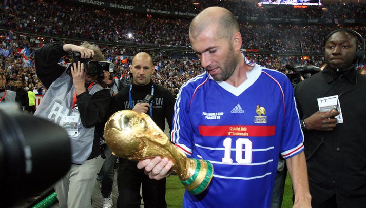 Zinedine Zidane með HM-bikarinn sem Frakkar unnu 1998.