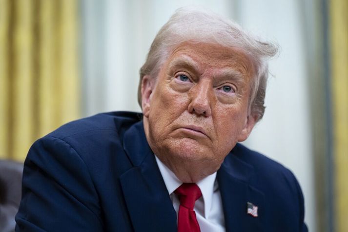 Donald Trump Bandaríkjaforseti segir Vladimír Pútín Rússlandsforseta vera draga sig á asnaeyrunum.
