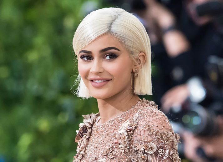 Kylie Jenner brosir breitt núna.