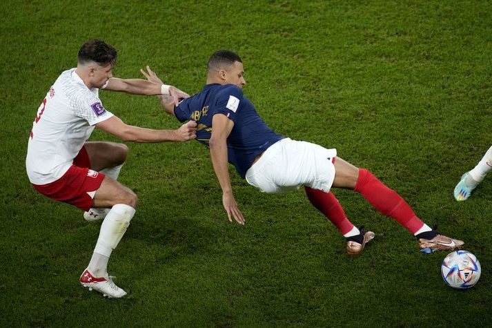 Matty Cash glímdi við Kylian Mbappe allan leikinn og var snemma farinn að toga í treyjuna sem hann fékk svo á endanum.