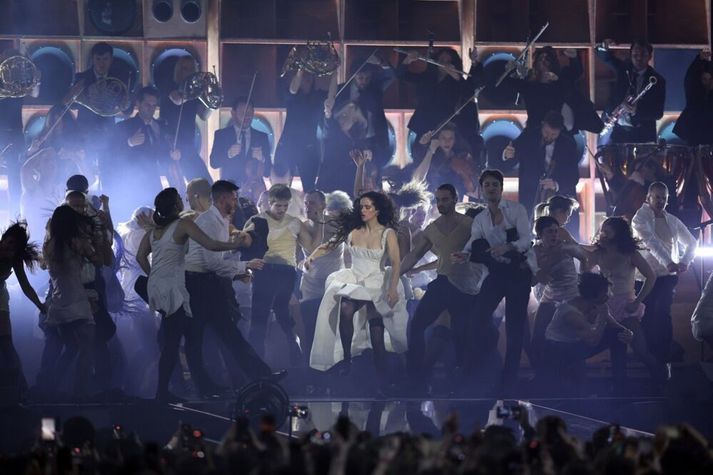 Rosalía kom fram með Heritage Orchestra og dansflokki.